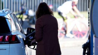 Q8 segue Eni e Ip: tetto ai carburanti da ottobre per un mese. Consumatori: “Gli sconti dimostrano gli ampi margini di profitto delle società. Sopra i 2 euro non si può cantare vittoria”