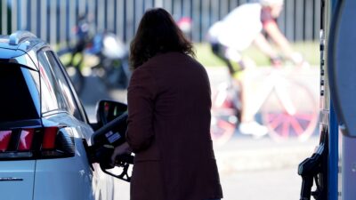 Copertina di Q8 segue Eni e Ip: tetto ai carburanti da ottobre per un mese. Le associazioni: “Sopra i 2 euro non si può cantare vittoria”