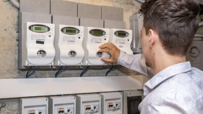 Copertina di Aumenta la bolletta elettrica per i clienti vulnerabili, Arera: “+37,3% nel quarto trimestre”. I consumatori: “Così le famiglie rischiano una Caporetto”
