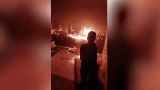 Copertina di Cisgiordania, coloni israeliani assaltano il villaggio palestinese di Jalud e impediscono alle famiglie di rientrare in casa: a fuoco auto e abitazioni