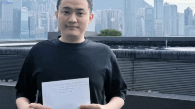 Copertina di “Non venderò mai il mio amore per denaro, né la mia anima”: il miliardario delle crypto Justin Sun fa causa all’ex fidanzata per riavere 4,5 milioni di dollari di dote. La fine della relazione decisa dall’AI