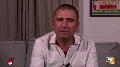 Copertina di Di Battista su La7 parla della sua malattia: “Mi sono sentito male per un edema causato da un tumore che mi hanno riscontrato. Ora farò le cure ma non amo la retorica del guerriero”. Video