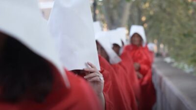 Copertina di Aborto libero e sicuro, le attiviste come le ancelle di Margaret Atwood: “Consultori chiusi e più obiettori, la situazione peggiora di anno in anno”