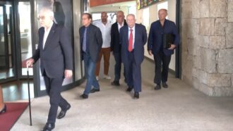 Copertina di Da Dell’Utri a Galliani e Confalonieri: l’arrivo degli amici di Berlusconi per la festa a Villa Certosa
