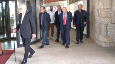 Copertina di Da Dell’Utri a Galliani e Confalonieri: l’arrivo degli amici di Berlusconi per la festa a Villa Certosa