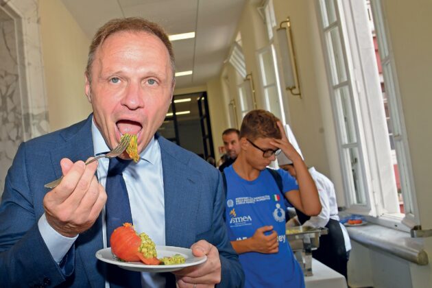 Gli scatti iconici di Umberto Pizzi: i ritratti “mordi e fuggi” dei politici da Andreotti a Berlusconi