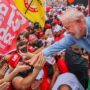 Copertina di Ballottaggio in Brasile, i giudici fermano Meta e danno ragione a Lula: “Garantire parità nell’algoritmo per i post social”