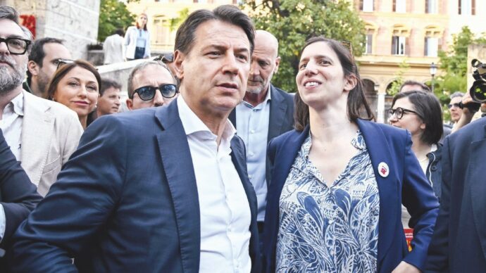 Conte teme per Schlein e predica la tregua ai suoi: “Non dovete attaccarla”
