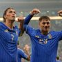 Copertina di Pio e Sebastiano, la notte dei fratelli Esposito: il record infranto dopo oltre un secolo e la dedica alla nonna “che sta passando giornate non facili”