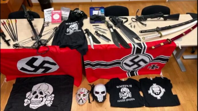 Vessilli neonazisti e suprematisti, armi bianche e manuali per la fabbricazione di ordigni artigianali: arrestato 17enne a Trento