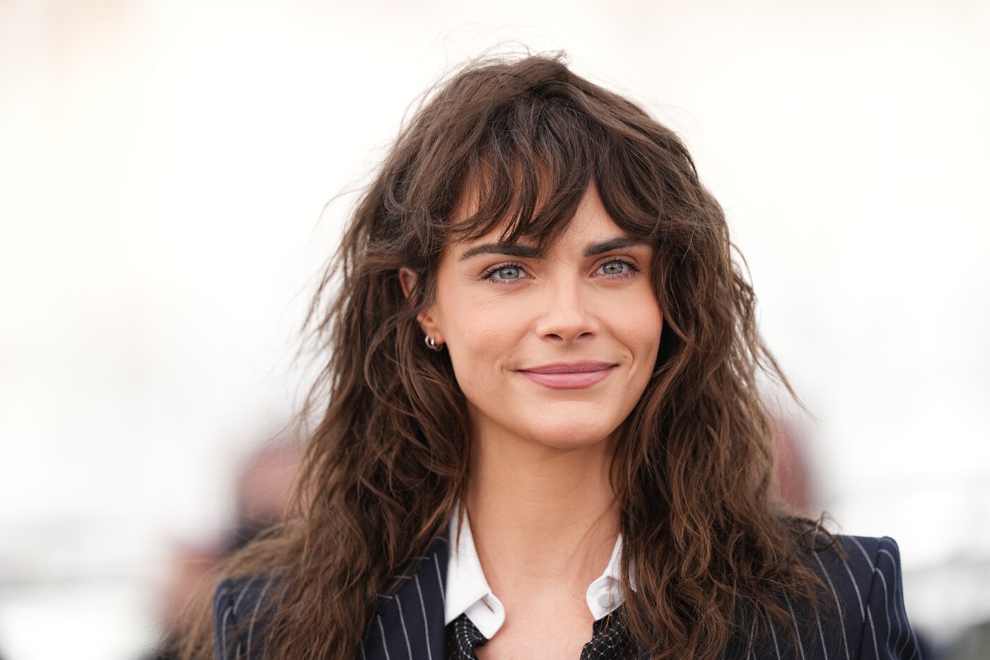“Ogni mattina prima di guardare il telefono devo dedicarmi un po’ di tempo. Recito dei mantra, faccio yoga, respiro. La bellezza è qualcosa che facciamo, non che siamo”: così Cara Delevigne