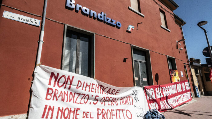 “Non è stato un incidente, mandati lì a morire”, i parenti delle vittime della strage di Bradizzo parte civile nel processo