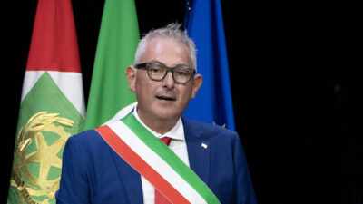 Copertina di Unito civilmente al suo compagno, ma si oppone a patrocinare il Pride: il paradosso del sindaco FdI di Pordenone