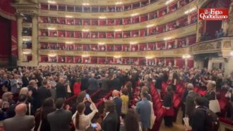 La platea della Scala intona “Bella Ciao” al termine delle celebrazioni per i 120 anni della Cgil