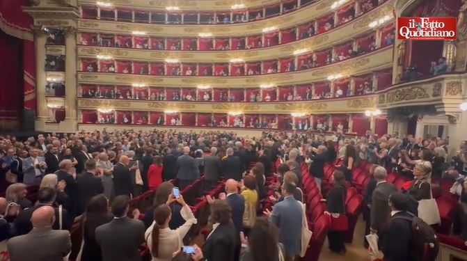 la platea della scala intona bella ciao al termine delle celebrazioni per i 120 anni della cgil da Ilfattoquotidiano.it la platea della scala intona bella ciao al termine delle celebrazioni per i 120 anni della cgil