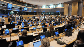 Copertina di Sala piena al Parlamento europeo per la proiezione di “The Bibi Files”. Stasera evento a Roma con Giulia Innocenzi, Alexis Bloom e Maddalena Oliva