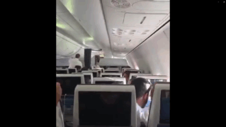 Copertina di Volo Dubai-Tel Aviv: le urla mentre l’aereo perde quota, poi l’intervento di alcuni passeggeri per bloccare la lite tra i piloti. Il video