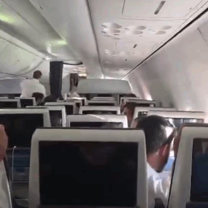 Passeggeri molesti si mettono a fumare a bordo del volo Delta New York-Milano: scatta l’emergenza, la Polizia interviene all’atterraggio a Malpensa