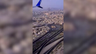 Copertina di Volo Dubai-Tel Aviv, il panico e le urla a bordo durante la scontro tra i piloti: il video girato dal finestrino