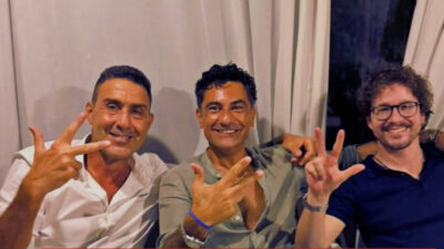 Copertina di Vannacci e la foto in posa mentre fa il “tre” con le dita: il gesto caro ai neofascisti che unisce il giuramento a Hitler con “Dio, patria e famiglia”