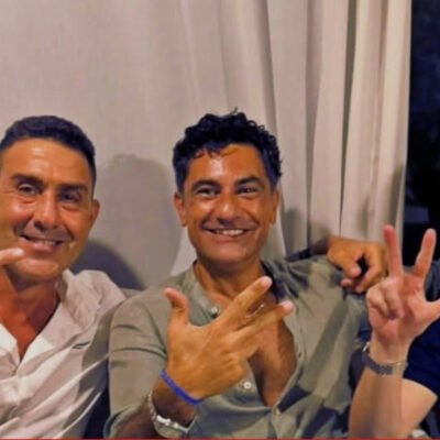 Copertina di Vannacci e la foto in posa mentre fa il “tre” con le dita: il gesto caro ai neofascisti che unisce il giuramento a Hitler con “Dio, patria e famiglia”