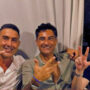 Copertina di Vannacci e la foto in posa mentre fa il “tre” con le dita: il gesto caro ai neofascisti che unisce il giuramento a Hitler con “Dio, patria e famiglia”
