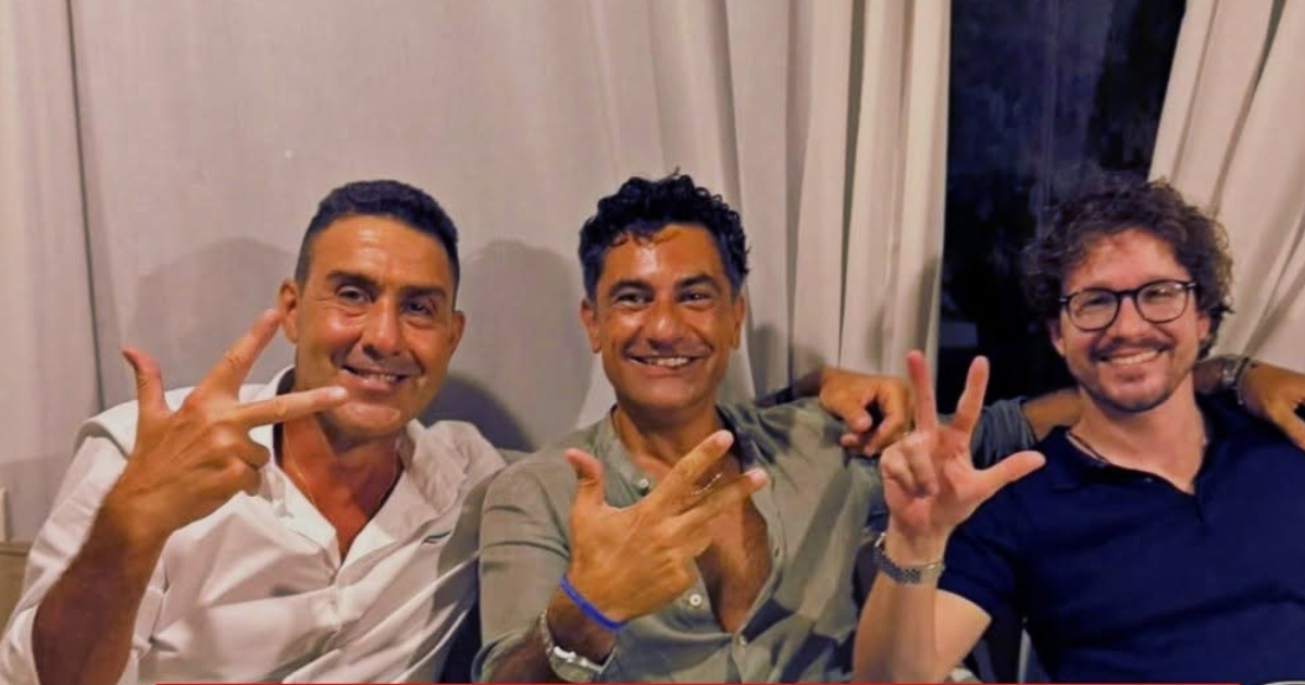 vannacci e la foto in posa mentre fa il tre con le dita il gesto caro ai neofascisti che unisce il giuramento a hitler con dio patria e famiglia da Ilfattoquotidiano.it vannacci e la foto in posa mentre fa il tre con le dita il gesto caro ai neofascisti che unisce il giuramento a hitler con dio patria e famiglia