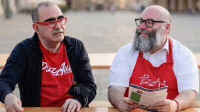 Copertina di “Oltre metà del cast sarà composto dai ragazzi di PizzAut. L’obiettivo ambizioso è raccontare l’autismo nella sua quotidianità”: Elio esordisce come regista con una commedia