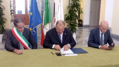 Copertina di Sorrento, Prefetto e sindaco firmano il protocollo antimafia sugli appalti dell’edilizia. Il procuratore Fragliasso: “Ma le indagini sul ‘Sistema’ e sulle illegalità ancora in corso proseguono”