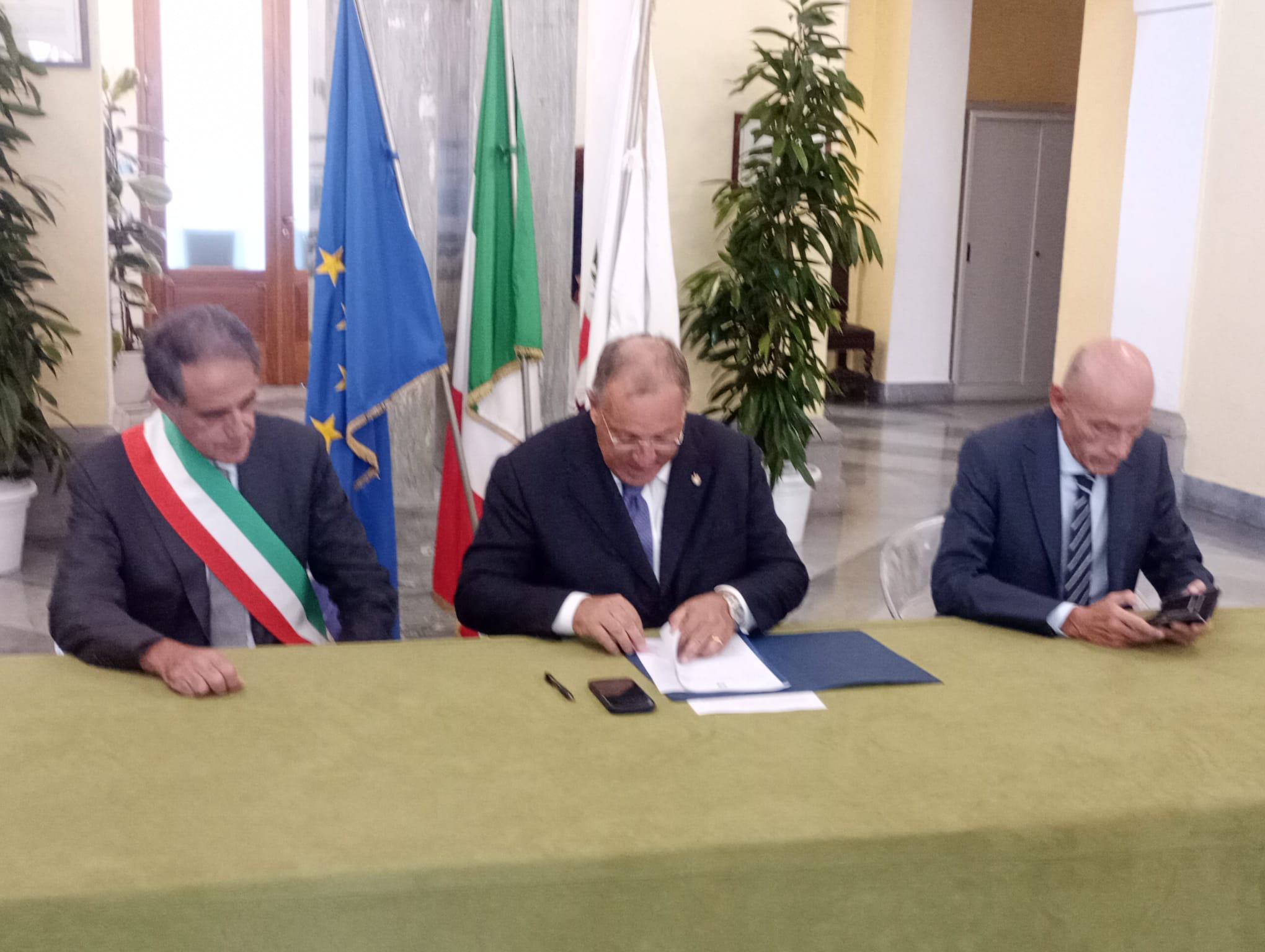 Sorrento, Prefetto e sindaco firmano il protocollo antimafia sugli appalti dell’edilizia. Il procuratore Fragliasso: “Ma le indagini sul ‘Sistema’ e sulle illegalità ancora in corso proseguono”