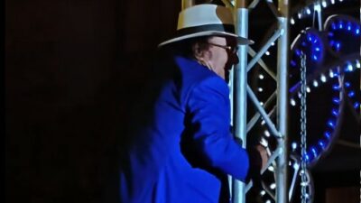 Copertina di “L’uomo è nato dalla scimmia e io ne sono un rappresentante”: a 83 anni Al Bano si arrampica su un traliccio durante un suo concerto e canta “Felicità” – VIDEO