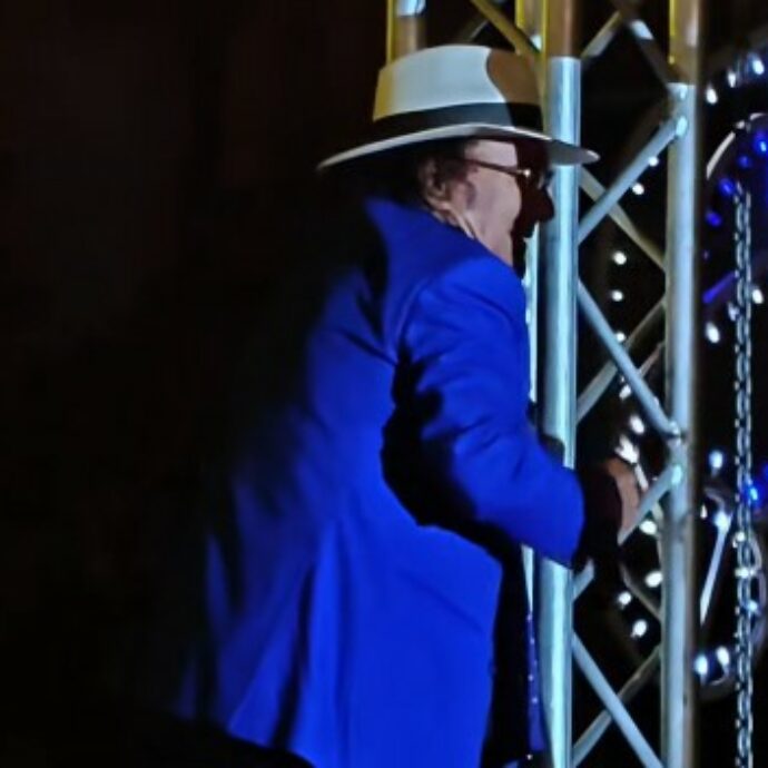 “L’uomo è nato dalla scimmia e io ne sono un rappresentante”: a 83 anni Al Bano si arrampica su un traliccio durante un suo concerto e canta “Felicità” – VIDEO