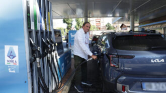 Copertina di Carburanti, Mimit: “Giù prezzo medio”. Ma il “tetto” è a macchia d’olio, Urso: “Aderisce 45 per cento dei distributori”. Meno di uno su dieci per Ip