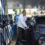 Copertina di Caro carburanti, Ministero delle imprese: “Scende il prezzo medio”. Ma il “tetto” è a macchia d’olio. Urso: “Ha aderito il 45 per cento dei distributori”