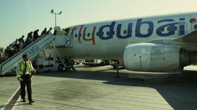 “L’aggressore ha gridato ‘Allah Akbar’. Stava per replicare l’11 settembre”: le testimonianze dei passeggeri a bordo del volo Flydubai