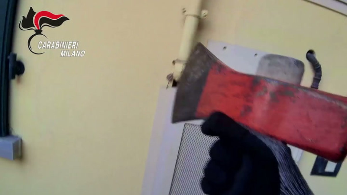 salvato da un incendio mentre era svenuto carabiniere sfonda una finestra ed entra nell8217appartamento invaso dal fumo da Ilfattoquotidiano.it salvato da un incendio mentre era svenuto carabiniere sfonda una finestra ed entra nell8217appartamento invaso dal fumo