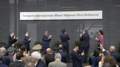 Copertina di Dopo l’aeroporto intitolato, per Berlusconi manca solo la beatificazione!