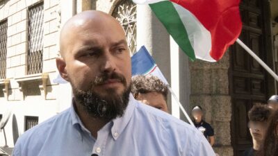 Copertina di Nessuno sottovaluti il Marrone ‘crociato’ alla corte di Emanuele Filiberto: dietro, c’è un disegno