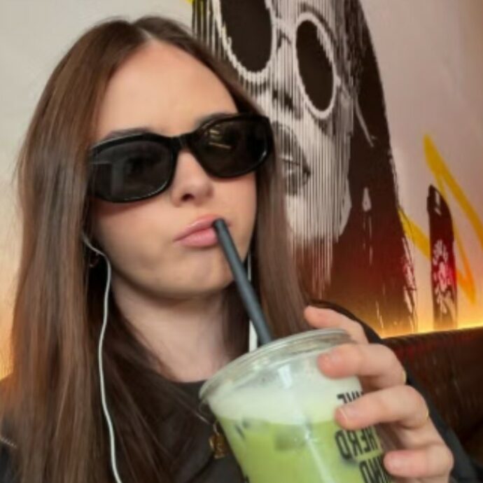 “Pensavo a bere il successivo mentre ne avevo ancora uno in mano. A un certo punto occupava completamente i miei pensieri, ho speso 2300 euro all’anno per comprarlo”: la storia di Isabella Wilson e della sua ossessione per il matcha