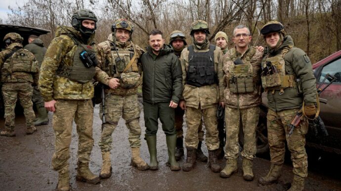 Zelensky a Lyman, offensiva e fondi Ue:  prepara l’inverno