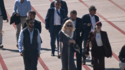 Copertina di Il menu tricolore, Silvio come Madre Teresa: il ricordo di B. a villa Certosa