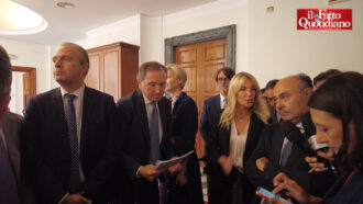 Copertina di “Con la riforma ignobile della Rai e la legge elettorale si truccano le regole a poco mesi dalle elezioni”. Opposizioni unite dopo il voto sulla tv di Stato