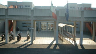 Copertina di “Ci sarà una sparatoria a scuola”: un messaggio anonimo fa scattare i controlli con metal detector in un liceo di Roma