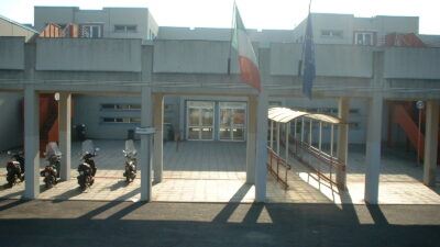 Copertina di “Ci sarà una sparatoria a scuola”: un messaggio anonimo fa scattare i controlli con metal detector in un liceo di Roma