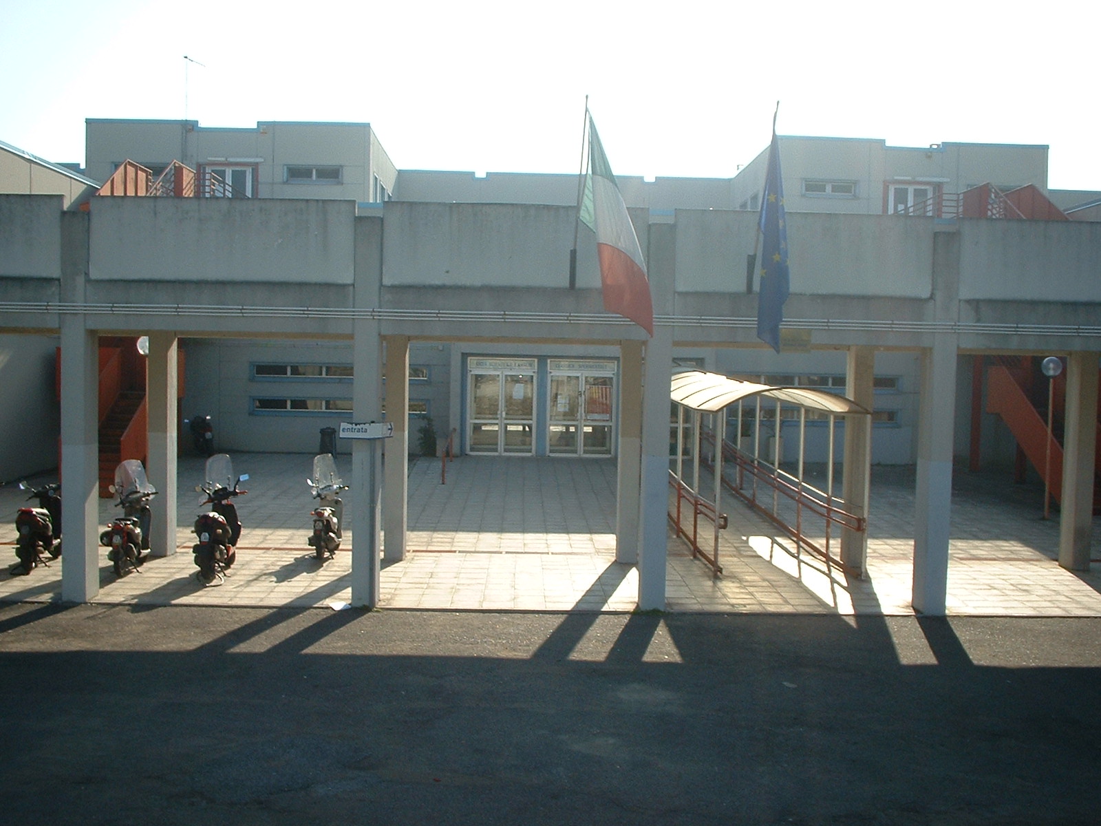 “Ci sarà una sparatoria a scuola”: un messaggio anonimo fa scattare i controlli con metal detector in un liceo di Roma