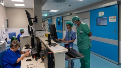 Copertina di Overbooking sanitario contro le liste d’attesa: una prenotazione in più nelle agende per coprire i buchi di chi non si presenta. “Non si capisce su chi ricadrà quel lavoro extra”