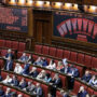 Copertina di Legge elettorale, sì alla fiducia sull’articolo 1 con 226 voti a favore: approvati i capilista bloccati. M5s: “Debolezza del governo”