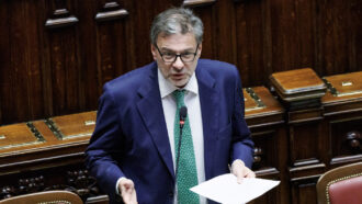 Copertina di Bruxelles risponde al governo: “Abbiamo già dato flessibilità”. Il Mef: “Prudenza, ricordiamo la Grecia”. Poi si corregge