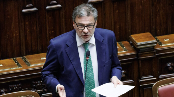 Copertina di L'Ue chiude al governo: “Flessibilità? Già data”. Leo (Mef): "Prudenza sui conti, ricordiamo la Grecia". Poi si corregge: "Nessun paragone". Salvini in pressing: "C'è crisi, serve una manovra coraggiosa"
