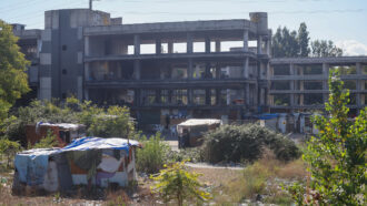 Copertina di Spaccio, omicidi e guerra tra bande: viaggio nel ‘palazzo della droga’ di via Tallone a Roma. “Lo Stato non c’è, ci faremo giustizia da soli”